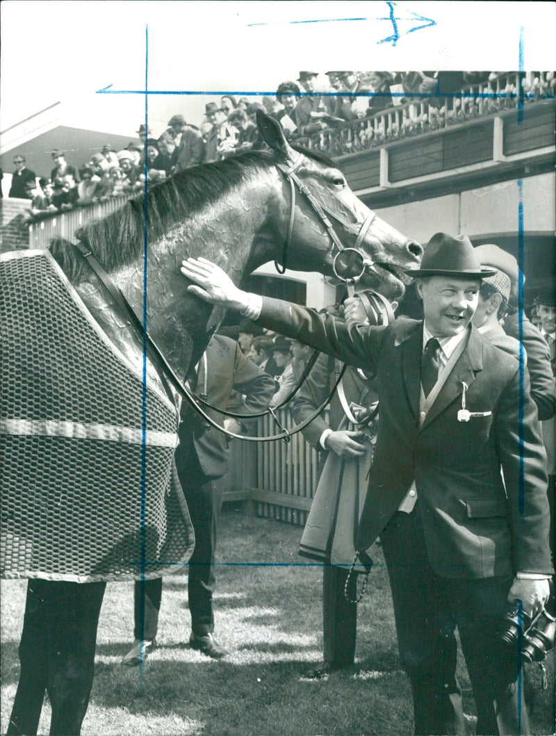 1971 - BRIGADIER GERARD ETS OWNERS WIFE JOHN HISLOP FAL JOE MERCER - Vintage Photograph