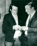 1971 - COX ANTHONY FILM DIRECTIE TELEPHOTO LONDON LENNONS LEE JOHN, AMERICAN - Vintage Photograph