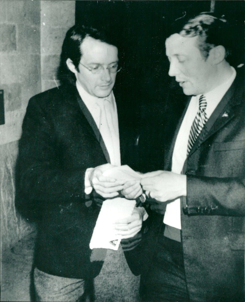 1971 - COX ANTHONY FILM DIRECTIE TELEPHOTO LONDON LENNONS LEE JOHN, AMERICAN - Vintage Photograph