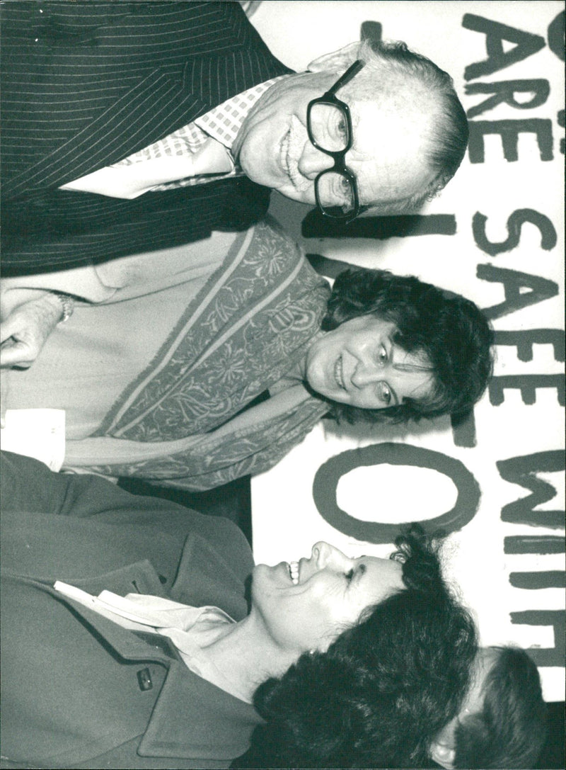 1987 - SIR JOHN MILISAN N UNIDENTISME ALTO MILLS GREENPEACE FILM PREMIERE - Vintage Photograph