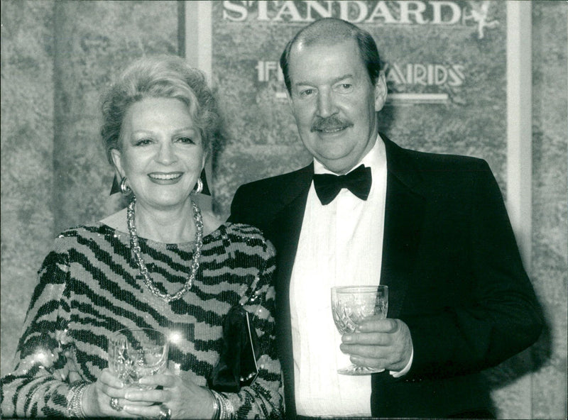 1986 - RE TOY LUNG W LONDON PAP ALICE, FILM, ACTRESS - Vintage Photograph