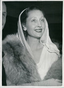 PICTURE SHOWS MRS MICHAEL POWELL WEARING DOVE LIKE FILM PRODUCER - QAVWGNT - Vintage Photograph