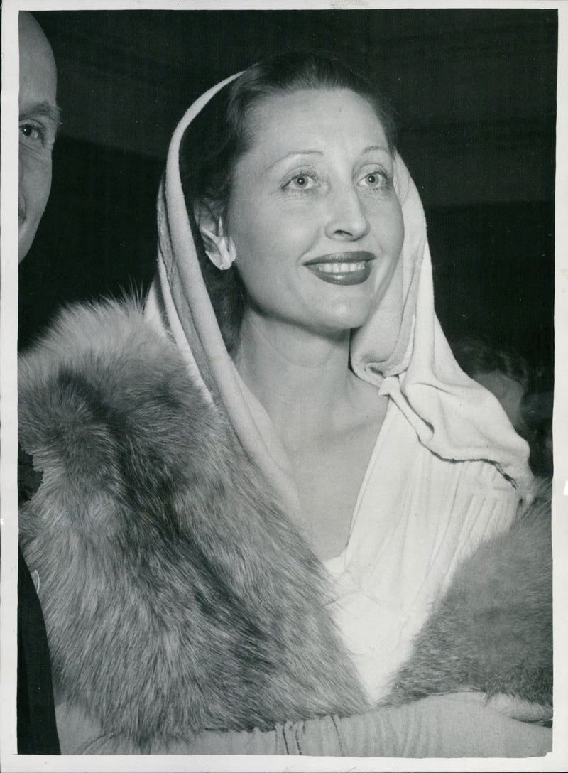 PICTURE SHOWS MRS MICHAEL POWELL WEARING DOVE LIKE FILM PRODUCER - QAVWGNT - Vintage Photograph