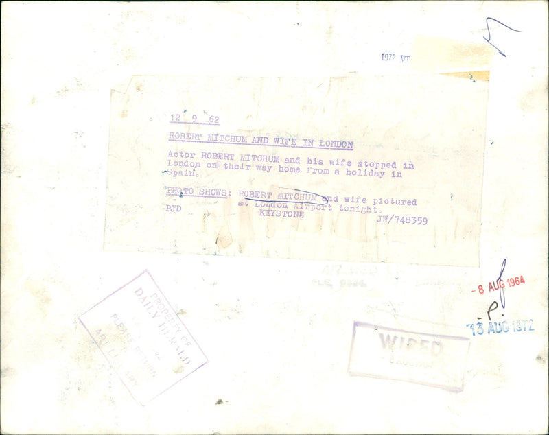 1964 - ROBERT MITCHUM AND WIFE IN LONDON FILMS MITCHOM 748359 - Vintage Photograph