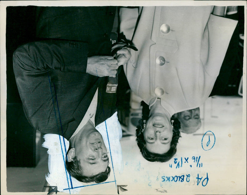 1964 - ROBERT MITCHUM AND WIFE IN LONDON FILMS MITCHOM 748359 - Vintage Photograph