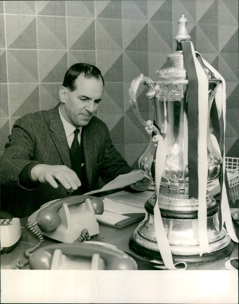 ASHMAN ALAN FOOTBALL CARLISLE W B A MANAGER - WILLIAMS SUN, CUP - Vintage Photograph