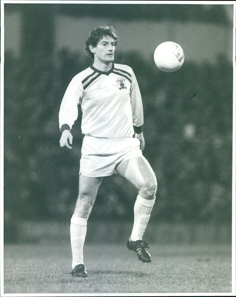 DASON MARTIN FOOTBALLETE BEDING BLEYTE EVERTON - LIBRARY PLEASE HOLD BY BOB - Vintage Photograph