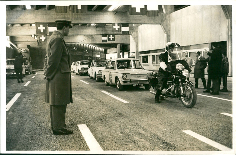 S BRRINPRO P TUNNEL - DAILY COPYRIGHT HERALD PROTOGRAPH VAN BERNARD 0, POLICE - Vintage Photograph