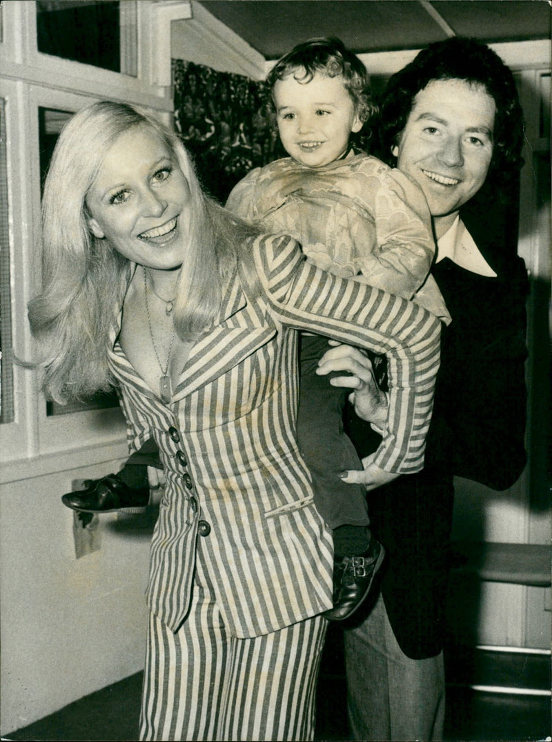 1974 - DEVONSHIRE FELICITY MODEL UNITED RESPONSE RESPONDING, LONDON, ACTRESS - Vintage Photograph