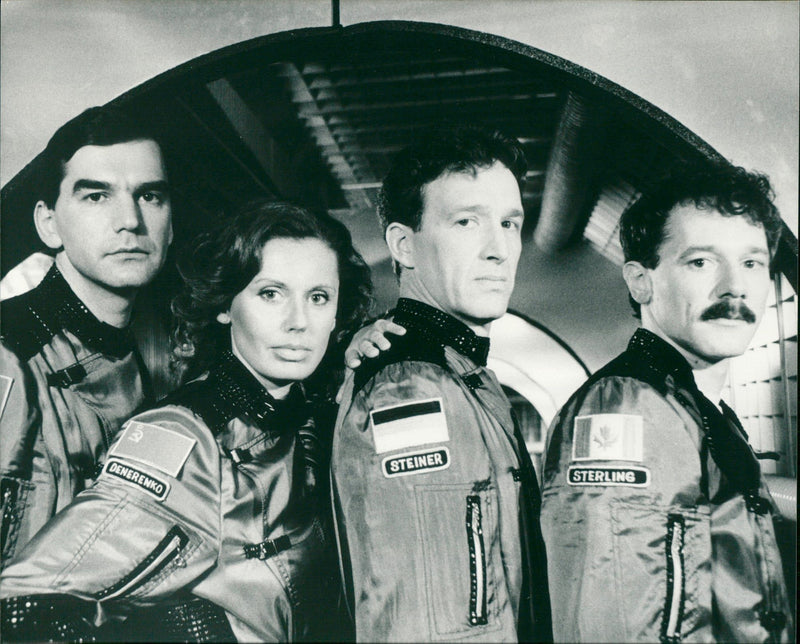 1984 - RADIO TV PROG MURDER IN SPACE PRESS THE OFFICE FROM, HOUSE, ROBERT - Vintage Photograph