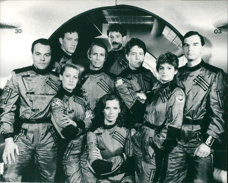 1984 - RADIO TV PROG MURDER IN SPACE PRESS THE OFFICE FROM, FILM, ROBERT - Vintage Photograph