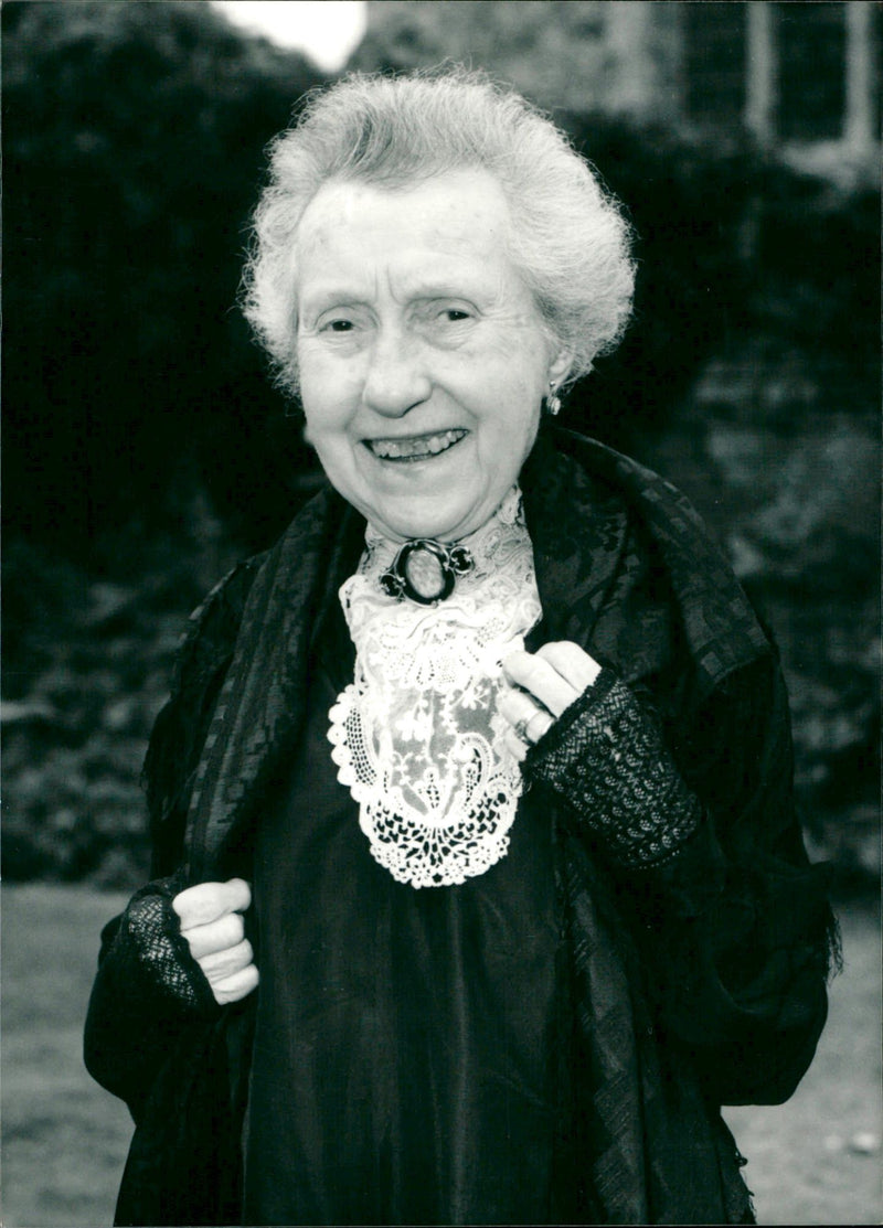 BRITISH NELSON VETERAN GWEN, LONDON, ACTRESS - Vintage Photograph