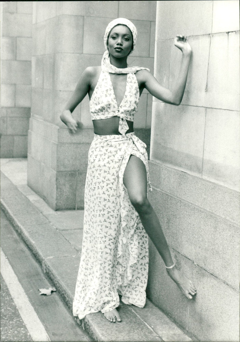 BILL MODEL HAZEL WIFE - Vintage Photograph