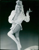 MODEL VENUS NUL LOOB - BY IAN SPRATT, WHITE - Vintage Photograph