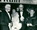 1969 LAURENCE OLIVIER BARRY GOLDWATER JOAN PLOWRIGHT TRACE FILM UNITED PRESS - Vintage Photograph