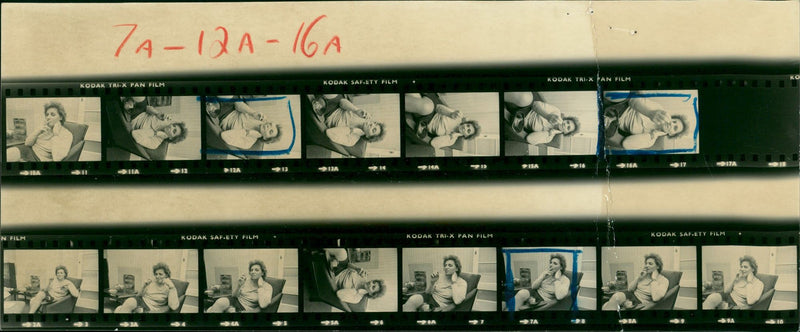 1971 - GODFREY MES SHIRLEY WAWRS TO STOP SMOKING MRS, YEARS, FILM - Vintage Photograph