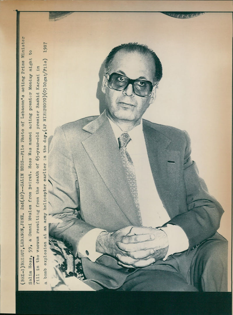 1987 - HOSS SALIM LEBANONS ACTING P M PRIMIN SALIN RASHID, YEAR, HELICOPTER - Vintage Photograph
