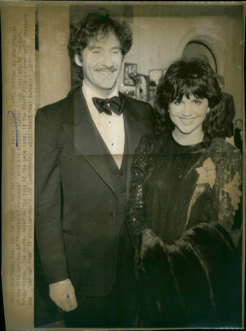 1963 - A K FFR ASSOCIATED RESERVE PRESS LINDA KEVIN KLINE, PAUL, FILM, SINGER - Vintage Photograph