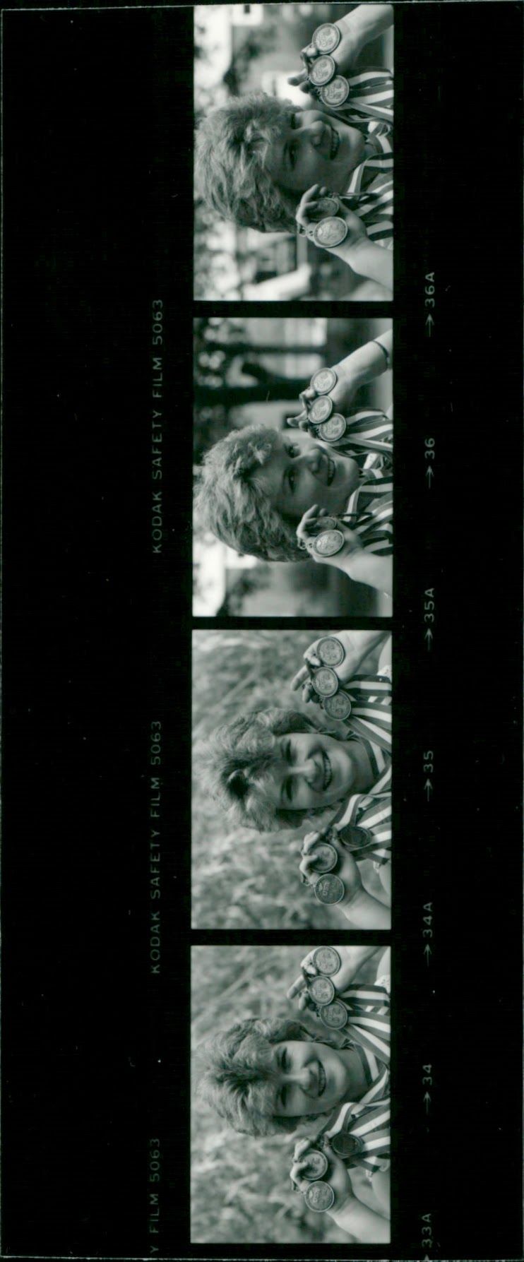 REB LONDON SUMMER SONNE SUSAN LEVITT PEOPLE - FILM - Vintage Photograph