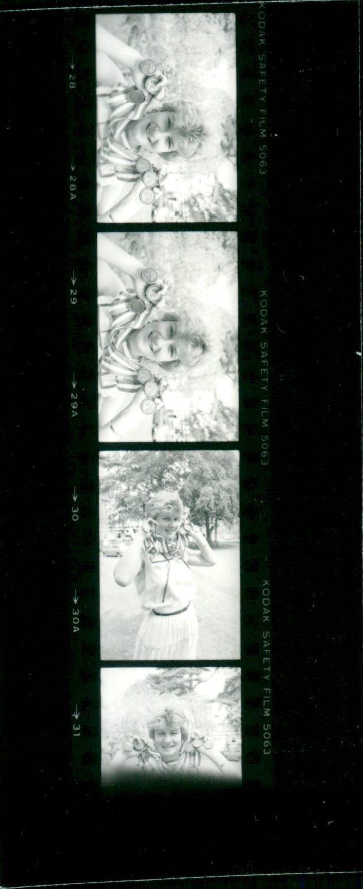 REB LONDON SUMMER SONNE SUSAN LEVITT PEOPLE - S063, FILM - Vintage Photograph