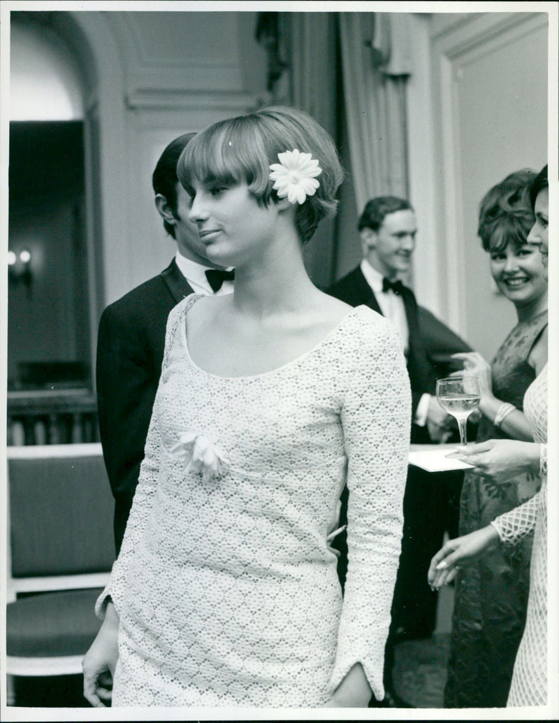 1965 - ISAACS LADY JACQUELINE RUFUS POPEDROVE TWICKENHAM SILA BY HALLAN VAN - Vintage Photograph
