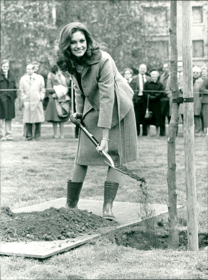 1983 - HURT SARAH JANE JS UNTUO KINGDOM NISS NORLD MISS WORLD PLANTS, LONDON - Vintage Photograph