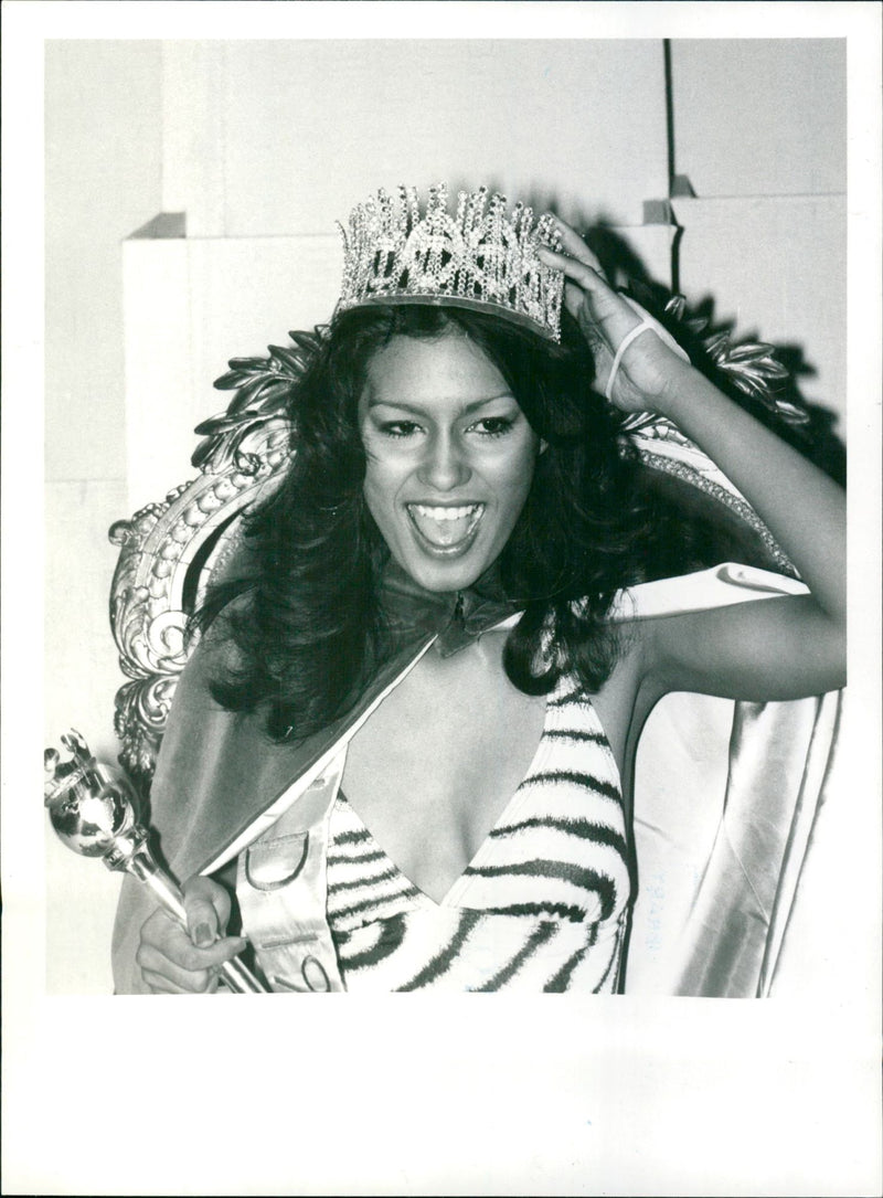 1975 - MISS WORLD NGHETTO UND WOLLTE OMA, PRIZE - Vintage Photograph