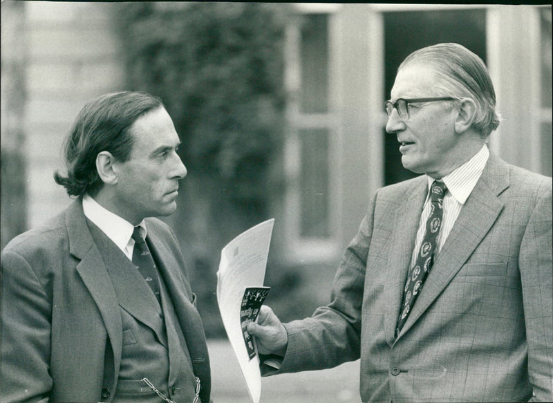 1974 - MATHEW CHRISTOPHER LAS DIVISION SEK PAPERS MAYHEW, WAR, WIFE - Vintage Photograph