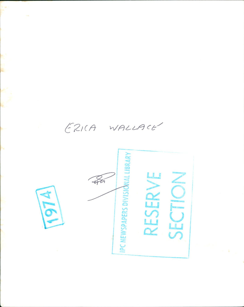 1974 - WALLACE ERICA PEOPLE WRITER IPC, SECTION, LIBRARY - Vintage Photograph