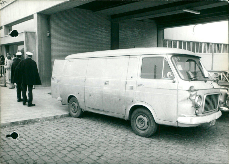 ETAIENT MONEY HOLD BANDITS ANDERLECHT APPROACHING ROYAL CONCERT - Vintage Photograph