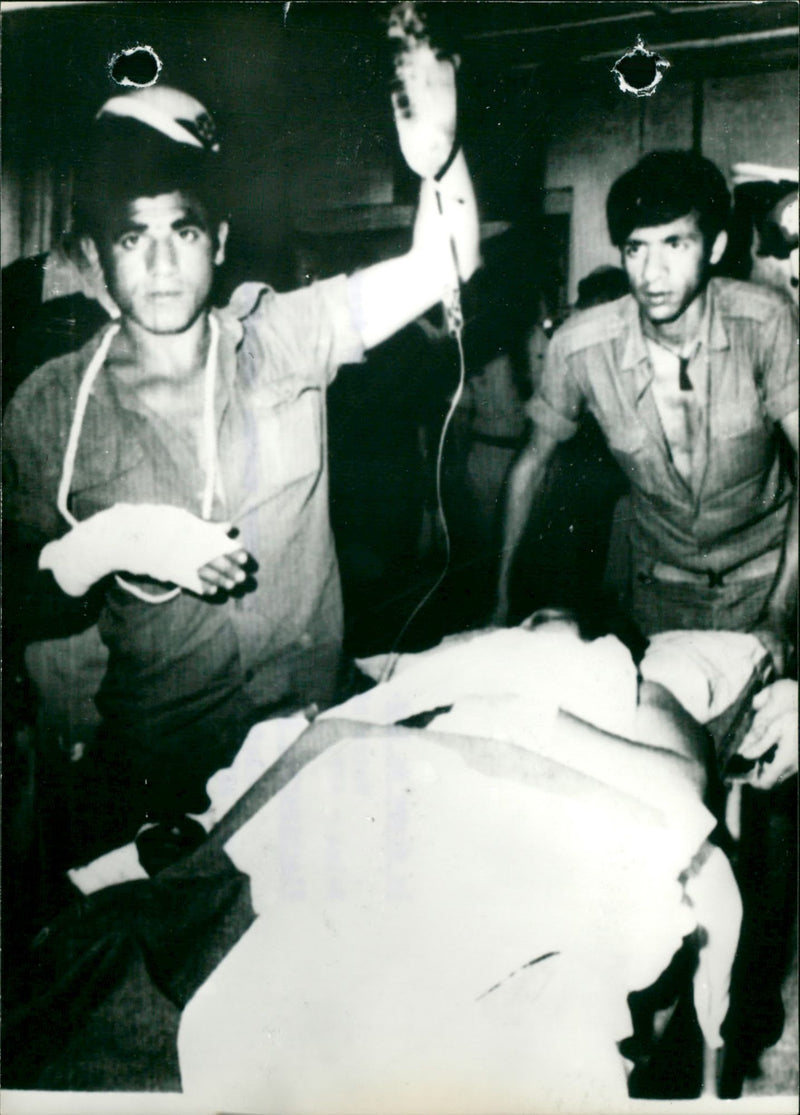 1972 WOUNDS INJURIES BEEN AWAY JAZET DRAME SONT TELEPHOTO ROYAL CONCERT - Vintage Photograph