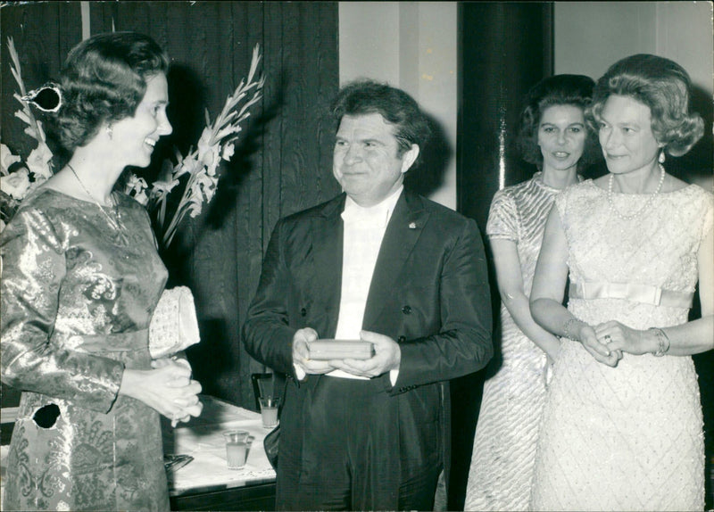 1972 PRINCESSE PALAIS MEDALLE ELISABETH PIANISTE EMIL CHARLOTTE ROYAL CONCERT - Vintage Photograph