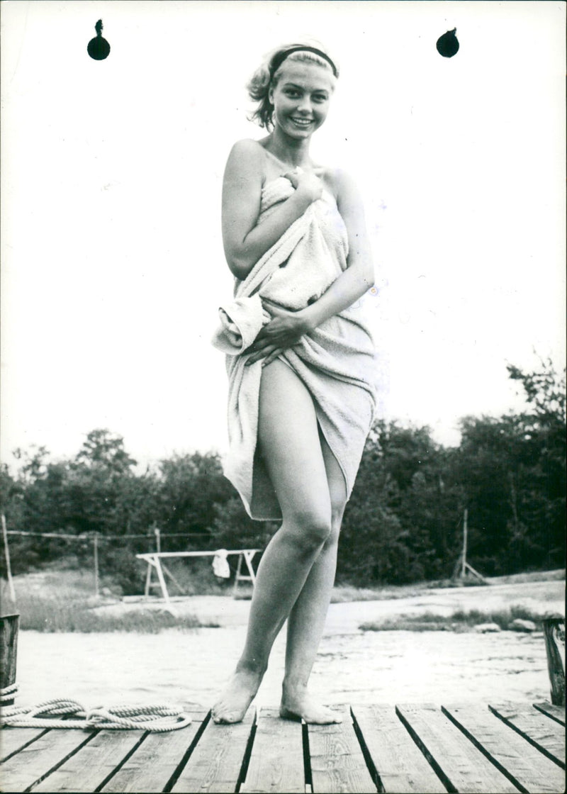 SUEDOISSA BLONDE BUECE AVEC TOURNE CES TELEVISION EDLIND PASSERONT - Vintage Photograph
