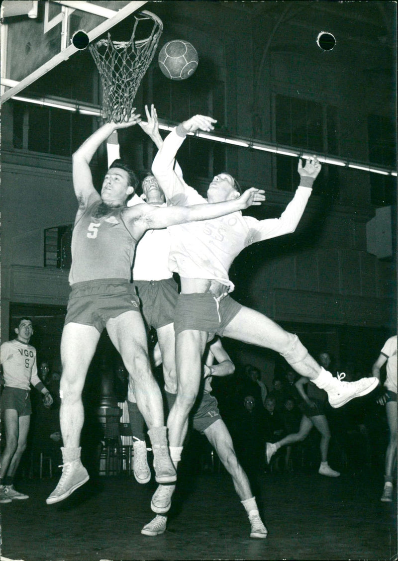 Basketball: Royal IV - V.G. Ostend - Vintage Photograph