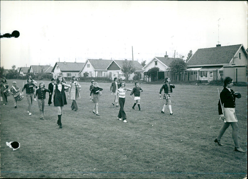 1972 FULLET SANS DANVERS CEREN DEFILER COQUETTES LES LOOTEN PLEIN QUELLE - Vintage Photograph