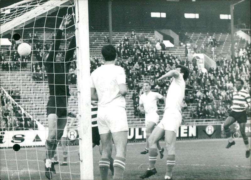 EQUIPES ETE VAINQUEURS MTK LES SAOL COUPE LANTWERP SEST VOICI POET FOOTBALL - Vintage Photograph