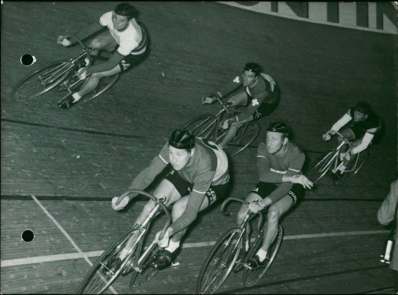 NOVEMBRE LARRIERE RECONNAIT DES PLUS EQUIPER JEUNE MONTRA SCHULTE LOOY VENN - Vintage Photograph