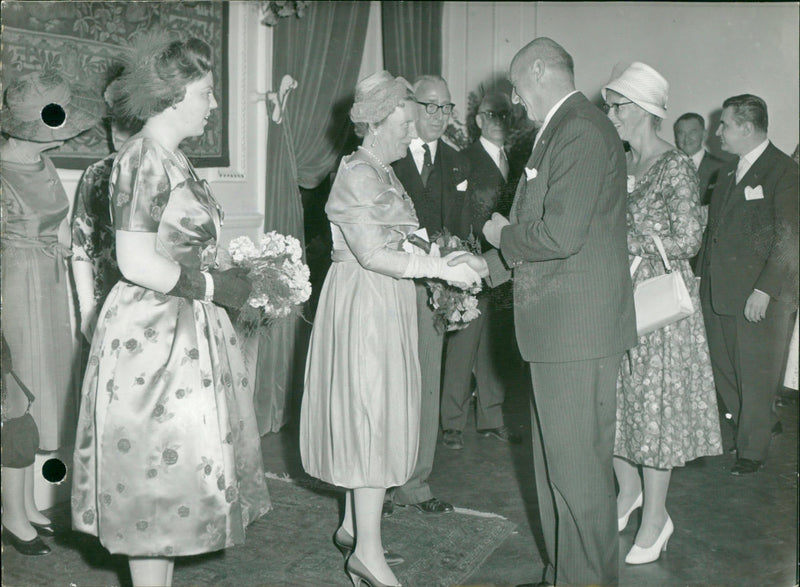 CONCERT DES BAS PAYS BEATRIX MERCREDI MEMBRES VISITE ONT MIDI REEDITIERE - Vintage Photograph