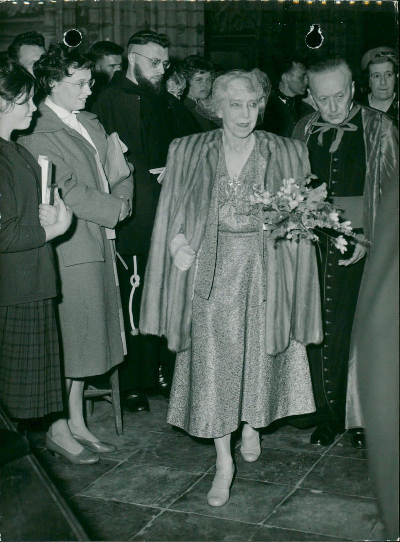 SELON REIN COLLEAGUE DES REINE LEXECT MATHIEU ELISABETH MICHEL PASSI - Vintage Photograph