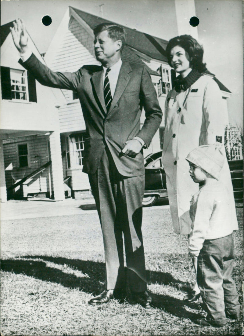 APRES KENNEDY CAROLINE MAISON AFR VICTOIRECO PRESIDENT JOHN FOOTBALL - Vintage Photograph