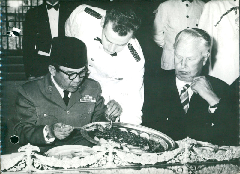 ANDERSSON ETE RECU KARL DINDONESIA STOCKHOLM BURG SOEKARNO PRESIDENT ALBERT - Vintage Photograph