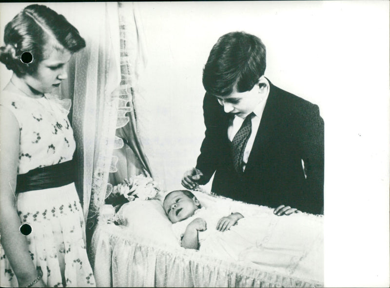 MARS ADMIRENT ANNE PALACE PRINCESSE LEUR FRERE PRINCE CHARLES NOTRE - Vintage Photograph