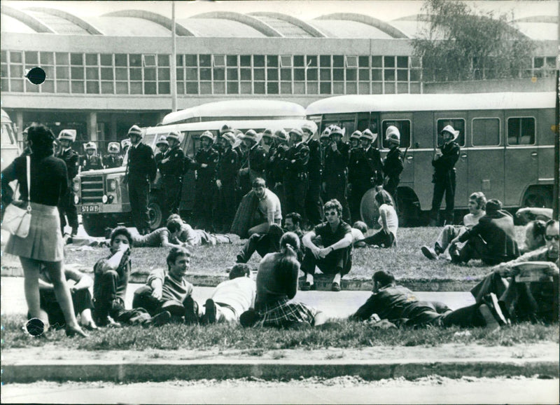 1971 MIS SOUS JOUIR STRIKE RENAULT LES STRIKERS GOOD MIGHT BEAU ILA POLIC - Vintage Photograph