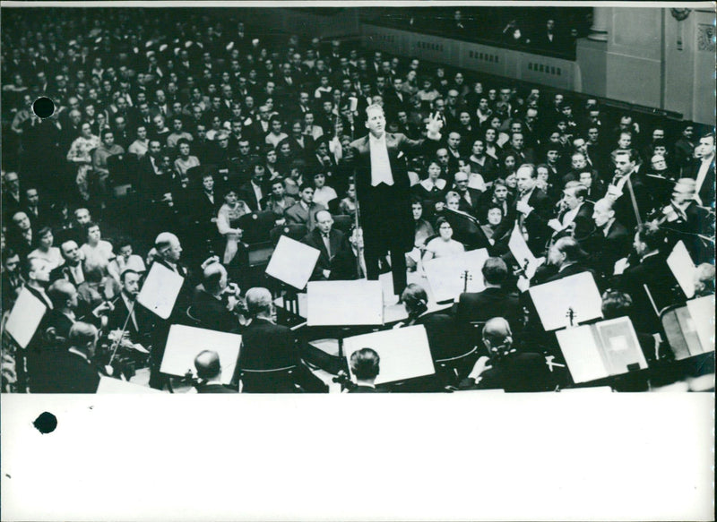 POUCE ROUPAIN VAN CTK FESTIVAL MUSICAL MAI TREQUE COMME CARS POLICE CONCERT - Vintage Photograph