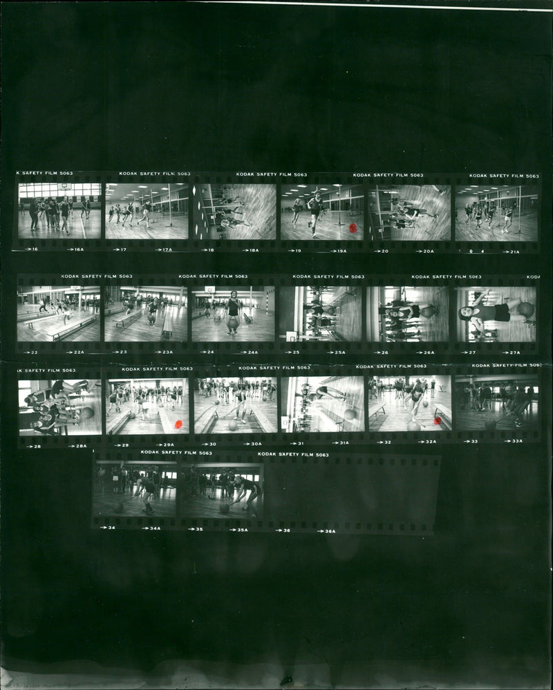 1982 SCHOOL LICHTE KODAK SAFETY FILM MOST POPULA - Vintage Photograph