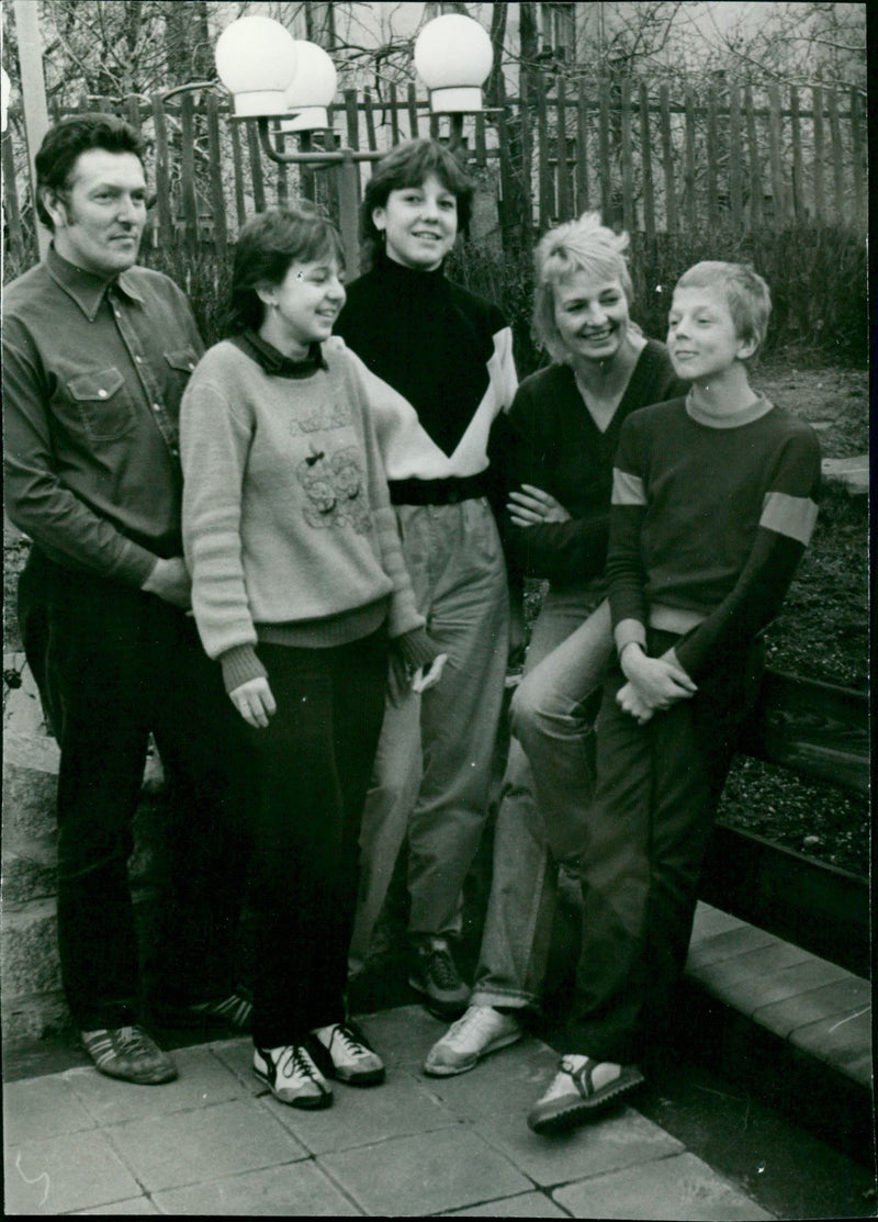 VERB GERMAN FAMILY GABFERT GLAUCHAU YVONNE MANUELA RICK LIN LEFT MOTHE - Vintage Photograph