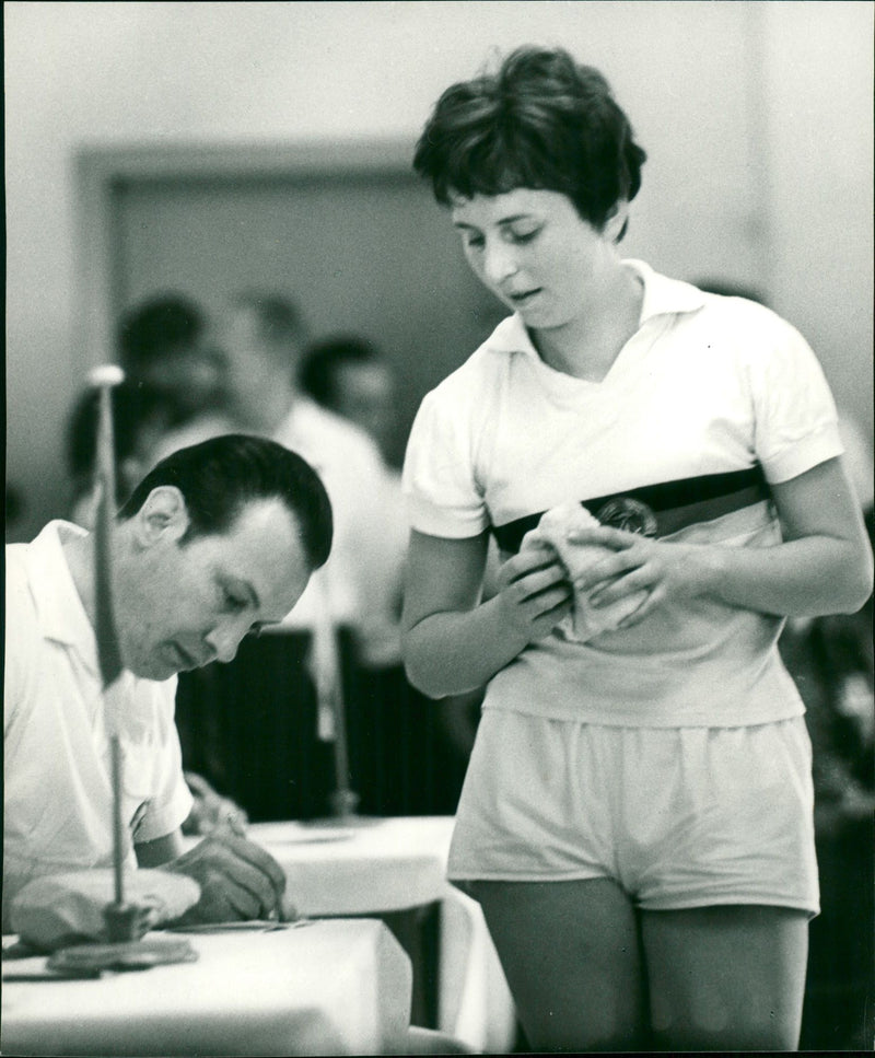 FRAUEN TRAINE KON NUDE GLACISSTRAE TEL SCHECKKTO BRIGITTE - Vintage Photograph