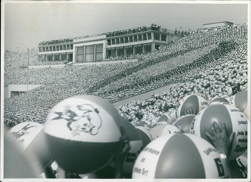 VERB GERMAN FILM AMATE PRODO DIRECTED MANDERUACH MIR NTIVUPP - Vintage Photograph