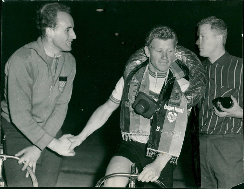 AUSTRAVEN SIMON CONGRATULATES DEAR AUSTRATION RATYARH WALES GEN BESH - Vintage Photograph