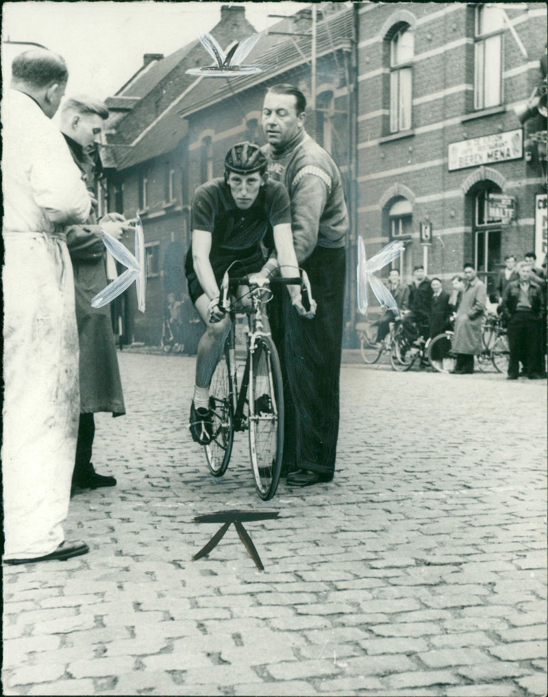 FRANCAIS NIEDERWALTSTRAE HAUSVOGTEIPLATZ RUF ACCOUNT SPARKASSE FILM ENGLAND - Vintage Photograph